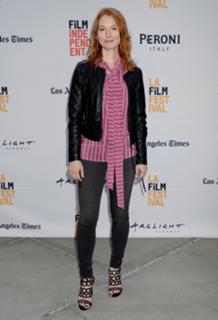 Alicia Witt feet photo thumbnail