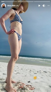 Alicia Witt feet photo thumbnail