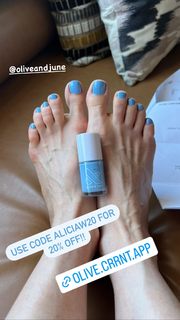 Alicia Witt feet photo thumbnail