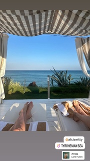 Alicia Witt feet photo thumbnail