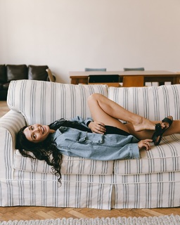 Alina Astrovskaya feet photo 3