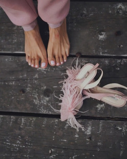 Alina Ceusan feet photo 9