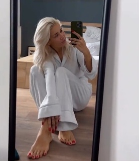Alina Ceusan feet photo 8
