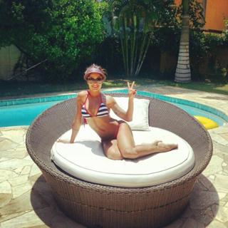 Aline Campos feet photo thumbnail