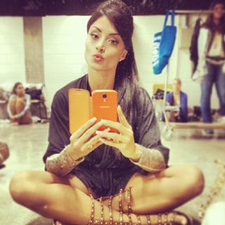 Aline Campos feet photo thumbnail