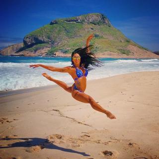 Aline Campos feet photo thumbnail