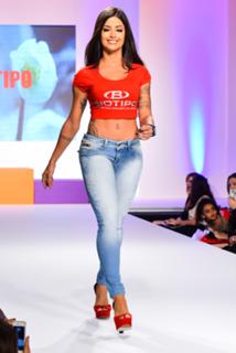 Aline Campos feet photo thumbnail