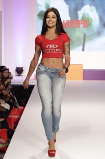 Aline Campos feet photo thumbnail