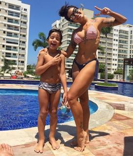 Aline Campos feet photo thumbnail