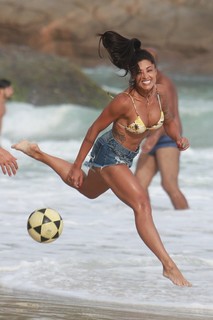 Aline Campos feet photo thumbnail