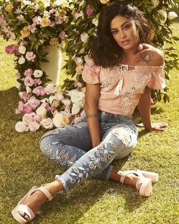 Aline Campos feet photo thumbnail