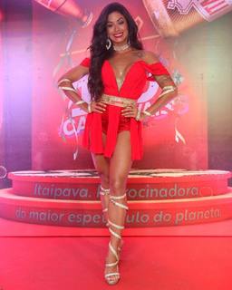 Aline Campos feet photo thumbnail