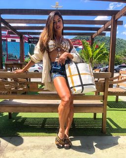 Aline Campos feet photo thumbnail