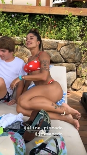 Aline Campos feet photo thumbnail