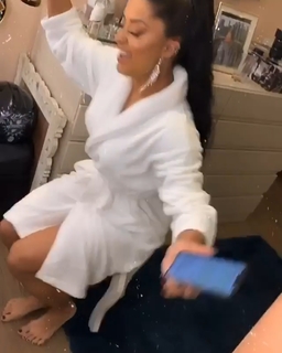 Aline Campos feet photo thumbnail