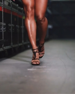 Aline Campos feet photo thumbnail