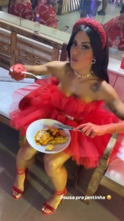 Aline Campos feet photo thumbnail