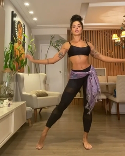 Aline Campos feet photo thumbnail