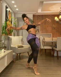 Aline Campos feet photo thumbnail