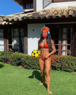 Aline Campos feet photo thumbnail