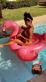 Aline Campos feet photo thumbnail