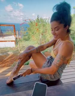 Aline Campos feet photo thumbnail