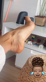 Aline Campos feet photo thumbnail