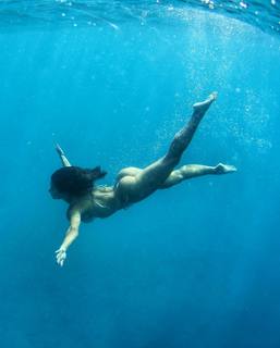 Aline Campos feet photo thumbnail