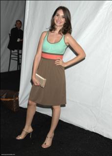 Alison Brie feet photo thumbnail