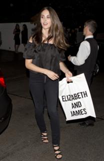 Alison Brie feet photo thumbnail