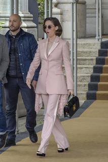 Alison Brie feet photo thumbnail