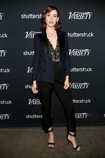 Alison Brie feet photo thumbnail