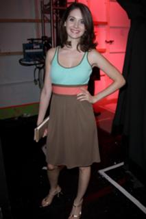 Alison Brie feet photo thumbnail