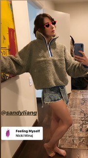 Alison Brie feet photo thumbnail