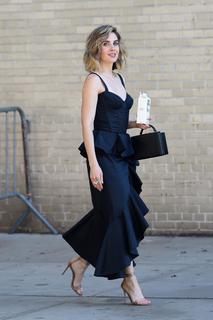 Alison Brie feet photo thumbnail