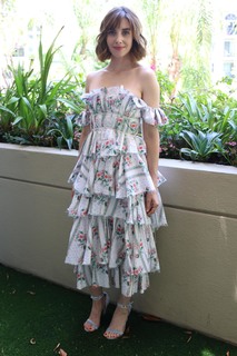 Alison Brie feet photo thumbnail