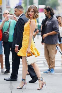 Alison Brie feet photo thumbnail