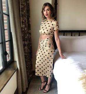 Alison Brie feet photo thumbnail