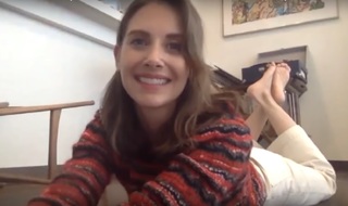 Alison Brie feet photo thumbnail