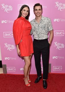 Alison Brie feet photo thumbnail