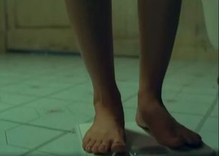 Alison Brie feet photo thumbnail