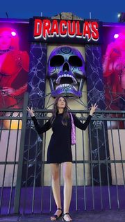 Alison Brie feet photo thumbnail