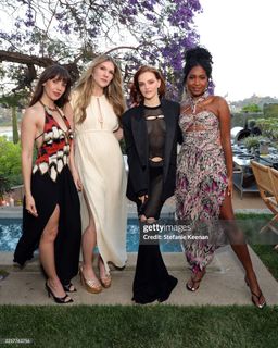 Alison Brie feet photo thumbnail