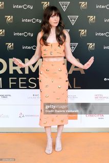 Alison Brie feet photo thumbnail