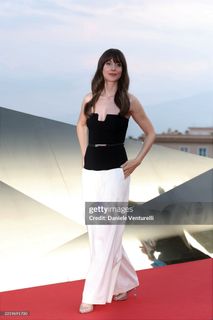 Alison Brie feet photo thumbnail