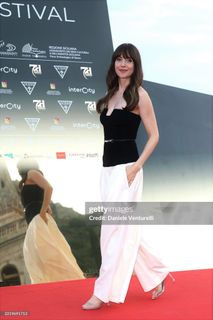 Alison Brie feet photo thumbnail