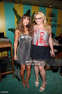 Alison Brie feet photo thumbnail