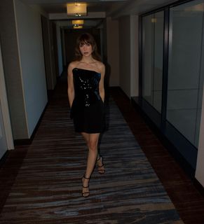 Alison Brie feet photo thumbnail