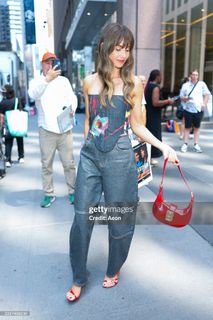 Alison Brie feet photo thumbnail