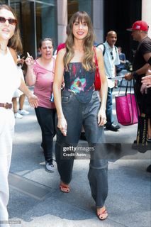 Alison Brie feet photo thumbnail